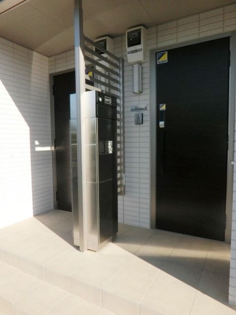 エントランス　宅配ＢＯＸのあるエントランス♪