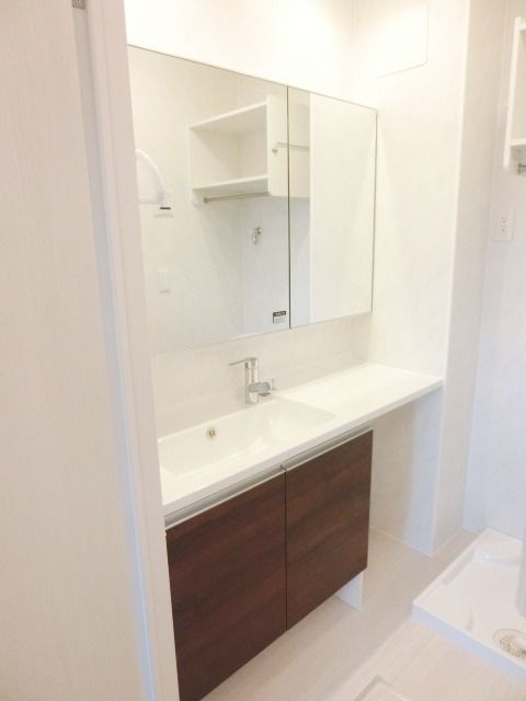 洗面設備　毎朝の準備に便利な独立洗面台です