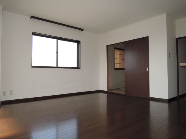 居室・リビング　広々。１３帖のリビングです