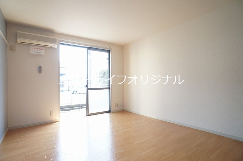 居室・リビング　アクセントクロスで落ち着きのある上品な空間を演出