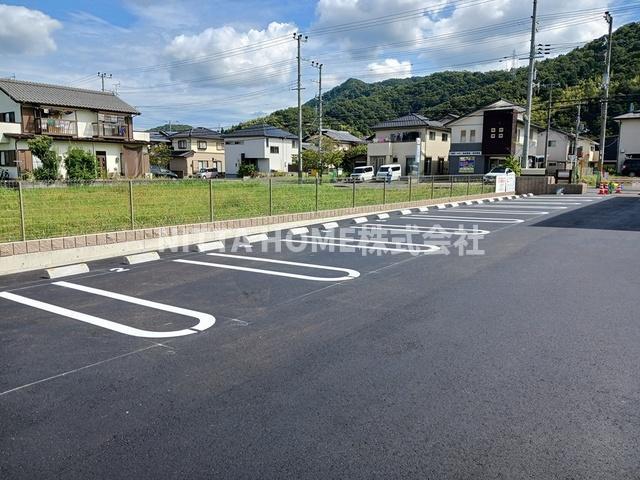 駐車場　敷地内に駐車場も完備＊