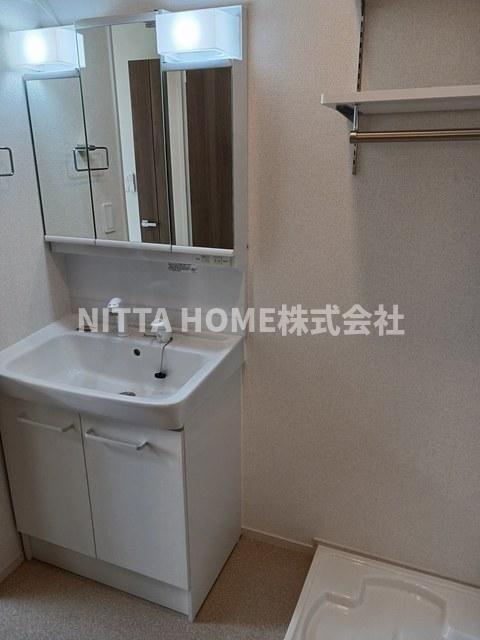 洗面設備　三面鏡付き洗面台に室内洗濯機置き場もあります☆