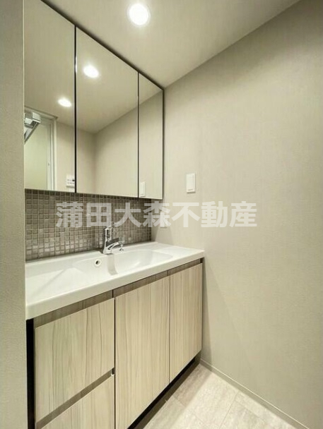 洗面設備　洗面脱衣所　3面鏡の独立洗面台