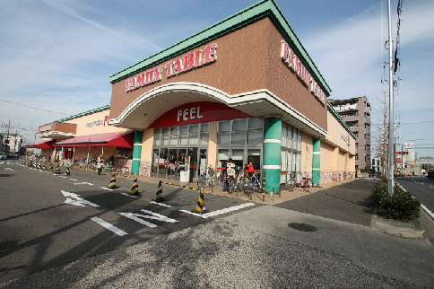 スーパー　FEEL(フィール)  ファミリーテーブル（スーパー）まで864m