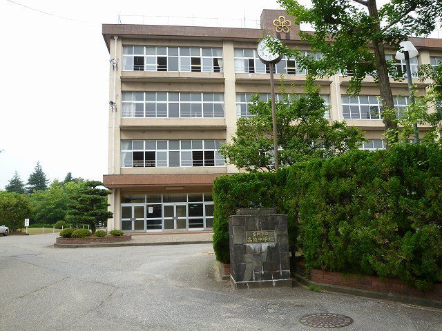 中学校　高陵中学校（中学校）まで500m