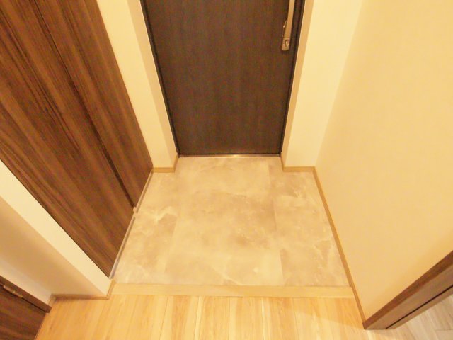 玄関　※３階の参考写真です※
