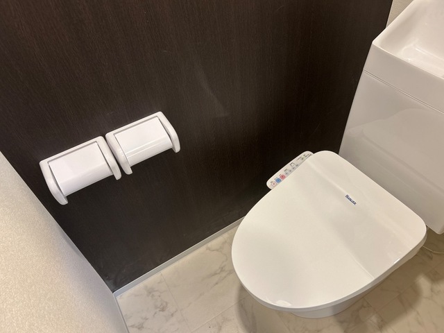 トイレ　嬉しい温水洗浄便座♪落ち着いた色調のトイレです♪