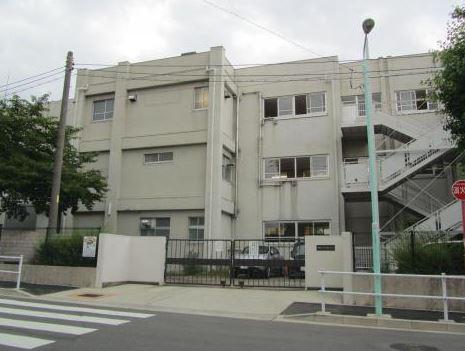 小学校　六郷北小学校（小学校）まで827m