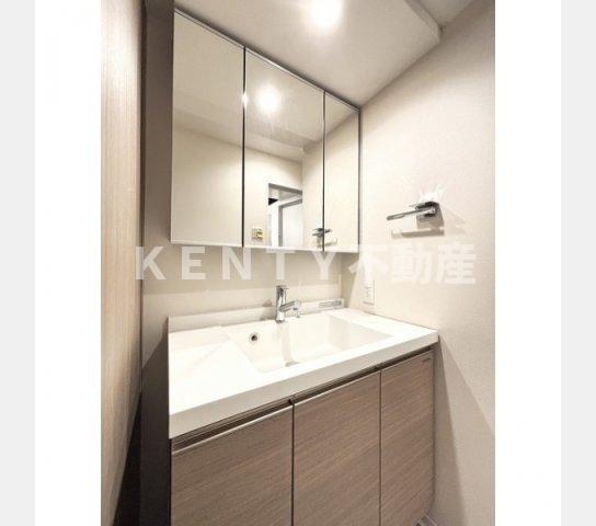 洗面設備　ゆったりとスペースのある洗面所