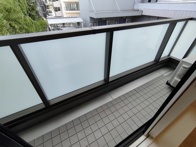 バルコニー　同物件内別号室のお写真になります