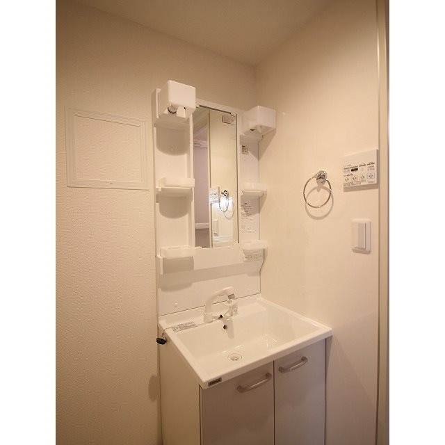 洗面設備　独立洗面台完備、洗濯機置き場はもちろん室内です。