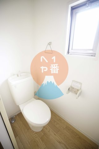 トイレ　窓付きで明るいですね　※参考写真です