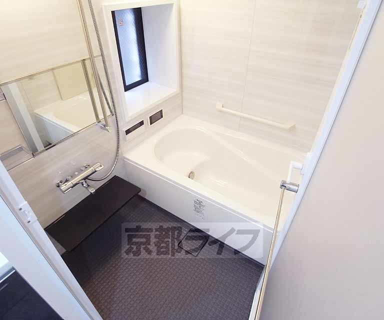 バス・シャワールーム　窓もあり清潔で落ち着けるバスルームですね