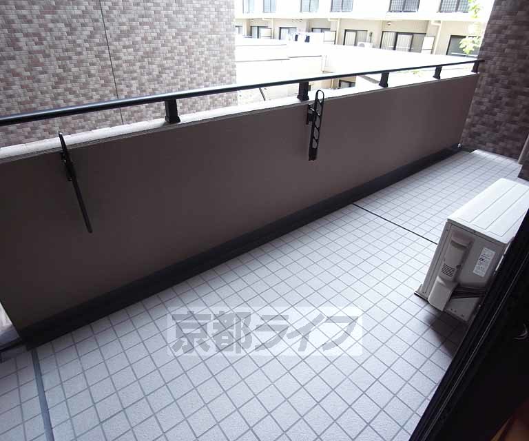 バルコニー　プライベート感のある幅広バルコニー