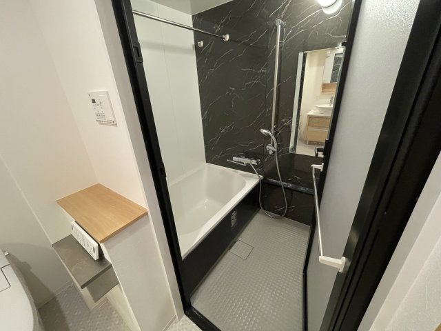 バス・シャワールーム　同マンション反転タイプの部屋写真