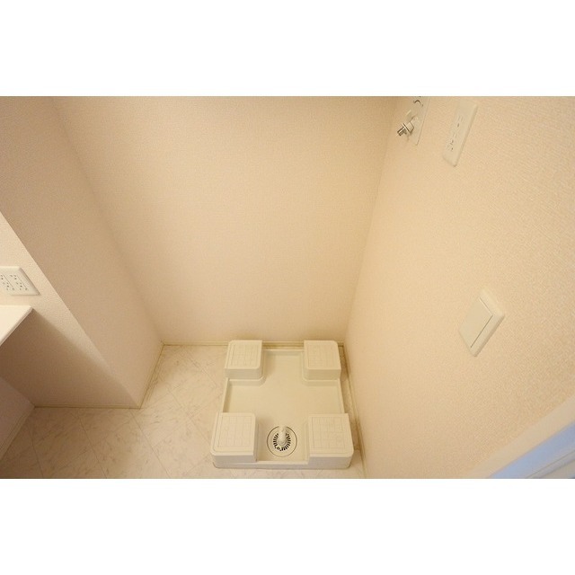 その他　コンロ横にも便利な棚付き