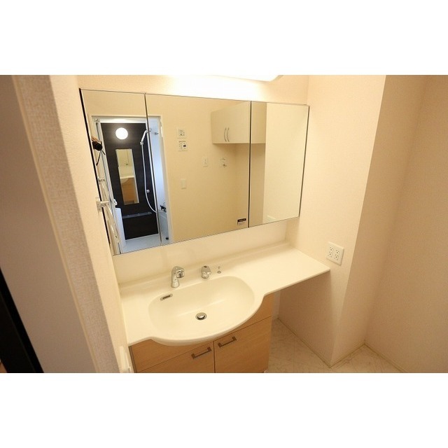 洗面設備　ワイド洗面台　鏡裏は収納スペースです