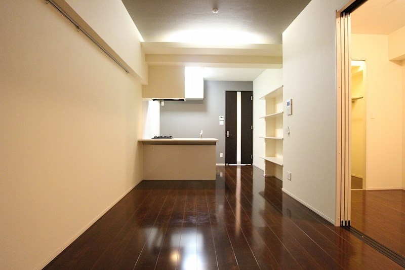 居室・リビング　縦長で家具の配置もしやすい。