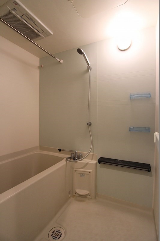 バス・シャワールーム　追い焚き機能付きの浴室です。