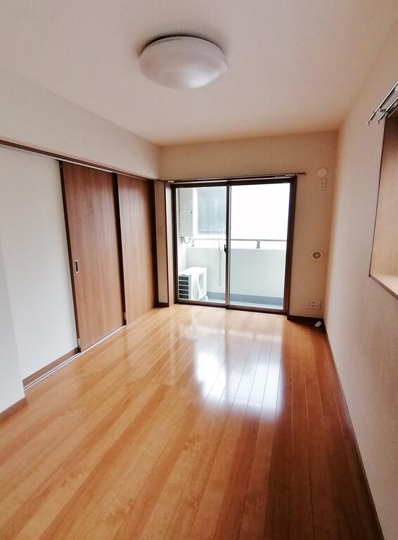 居室・リビング　6.7帖洋室　南ベランダ　南西開口