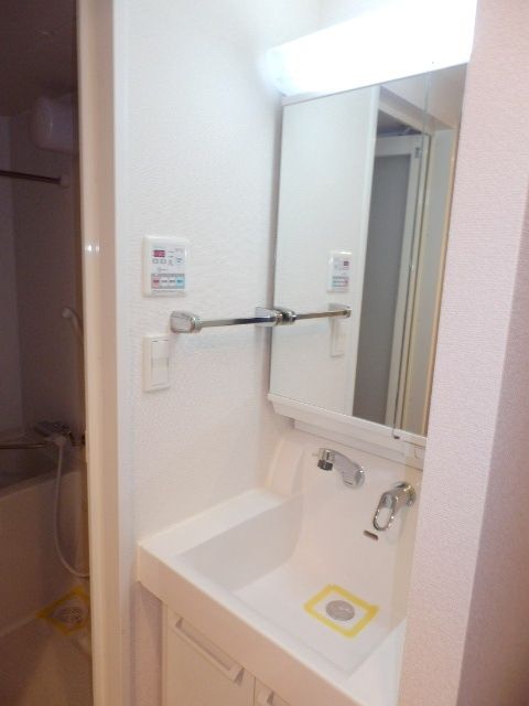 洗面設備　★大きな鏡の付いた洗面台★