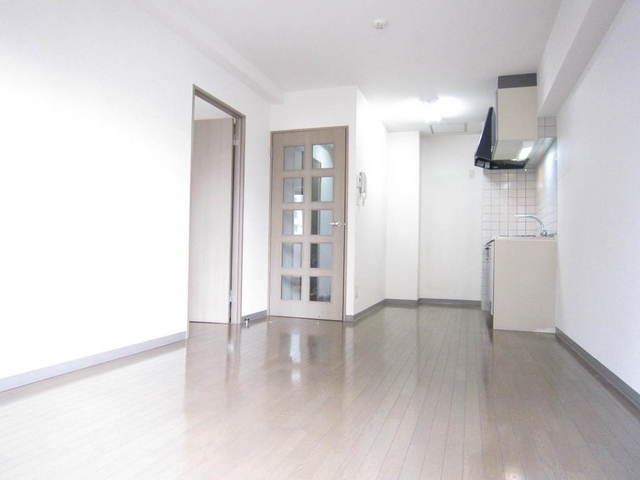 居室・リビング　広々したフローリング居室