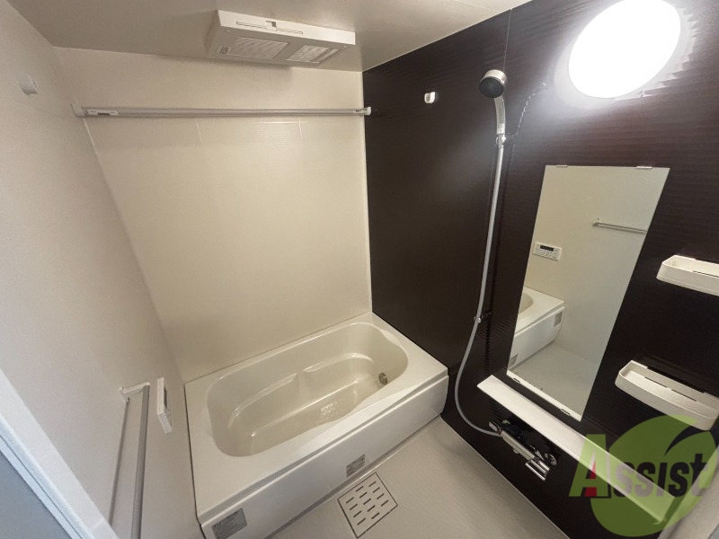 バス・シャワールーム　浴室は広めなのでゆったり落ち着けそうですね。