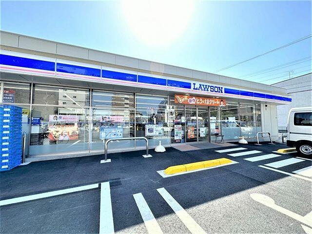 コンビニ　ローソン 足立竹の塚五丁目店（コンビニ）まで303m