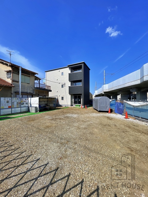 駐車場　外観（建設中）