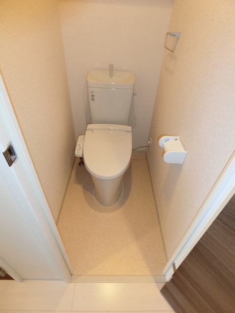 トイレ　落ち着いた色調のトイレです