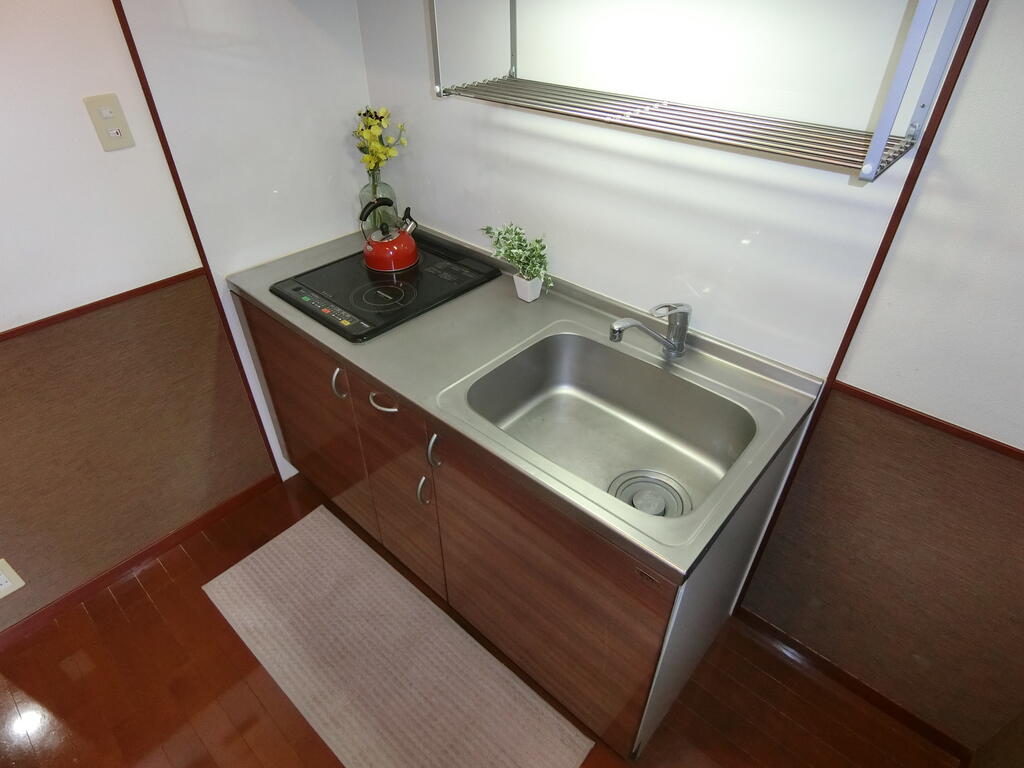 キッチン　※モデルルーム、実際キッチンパネルの色は異なります