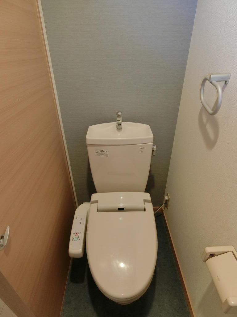 トイレ　温水洗浄便座付き※実際の壁・フローリングの色は異なります