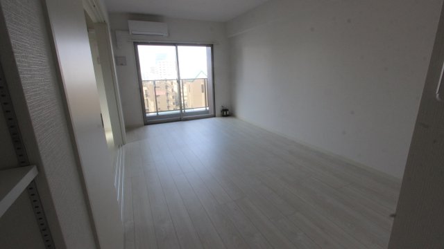 居室・リビング　同物件別号室のものです。