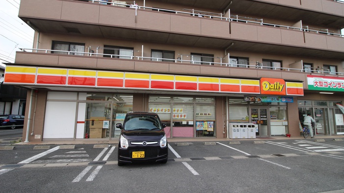 コンビニ　デイリーヤマザキ（コンビニ）まで300m