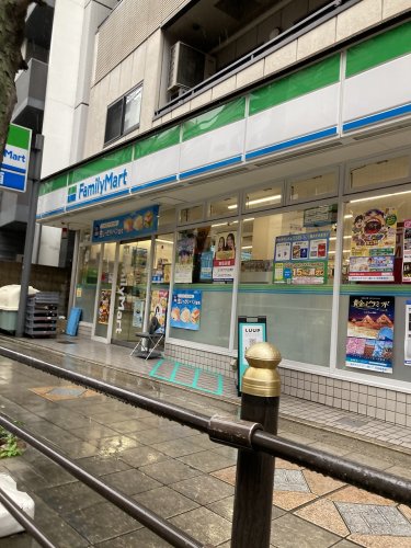 コンビニ　ファミリーマート 釣鐘町店（コンビニ）まで107m