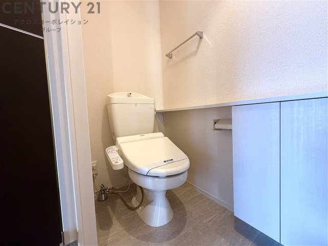 トイレ　温水洗浄便座付きで、ゆったりとした空間のトイレです♪