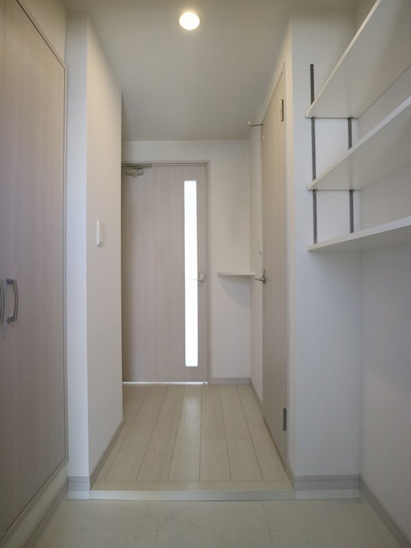 玄関　※同物件別部屋参考画像