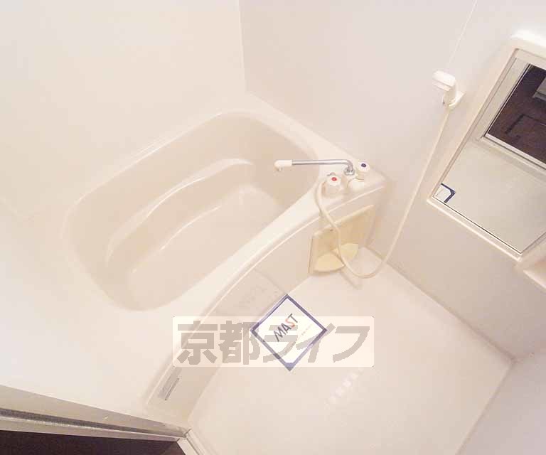 バス・シャワールーム　清潔感のあるお風呂です。