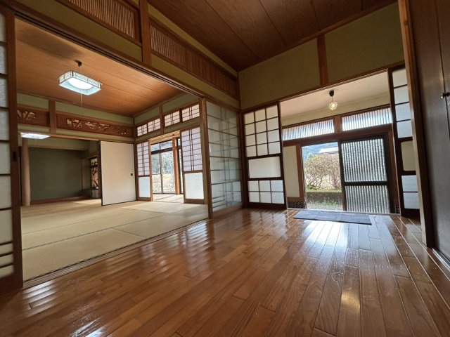 その他部屋・スペース　８畳の和室が２間続きで並んでいます。