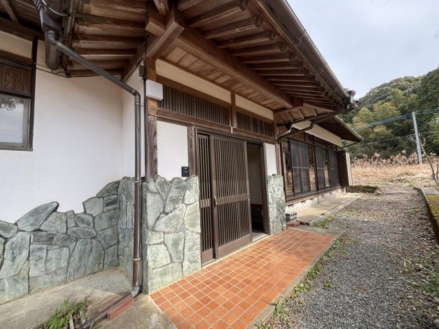玄関　青井鉄平石を張り付けた格調高い玄関です。