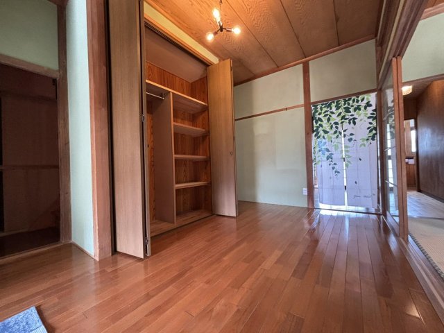 収納　玄関を入ってすぐに、造り付けの大きな収納があります。