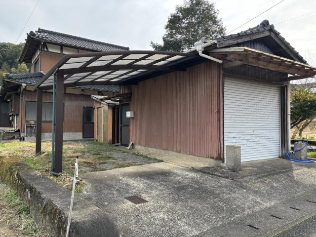 駐車場　シャッター付きのガレージもあります。
