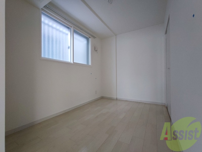 その他部屋・スペース　寝室はこちらです。光が差し込む、温かみのあるお部屋です。