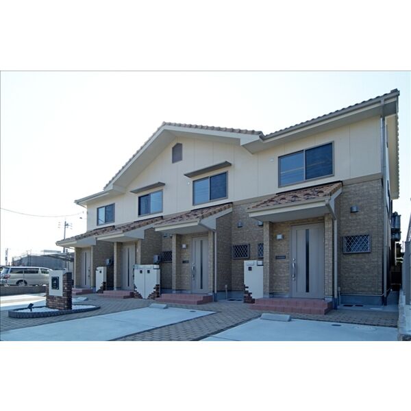 建物外観　かわいい感じのテラスハウスタイプです♪