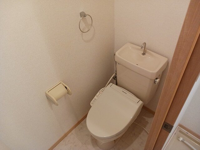 トイレ　落ち着いた色調のトイレです