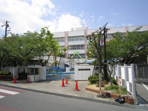 小学校　大阪狭山市立南第三小学校（小学校）まで423m