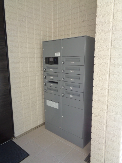 エントランス　宅配BOX設置済