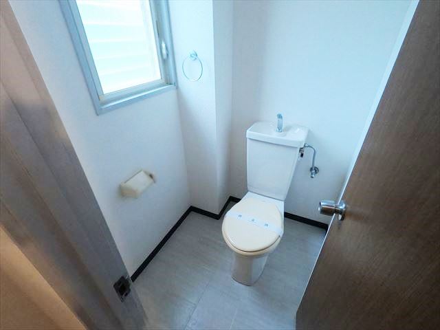 トイレ　トイレにも小窓があります