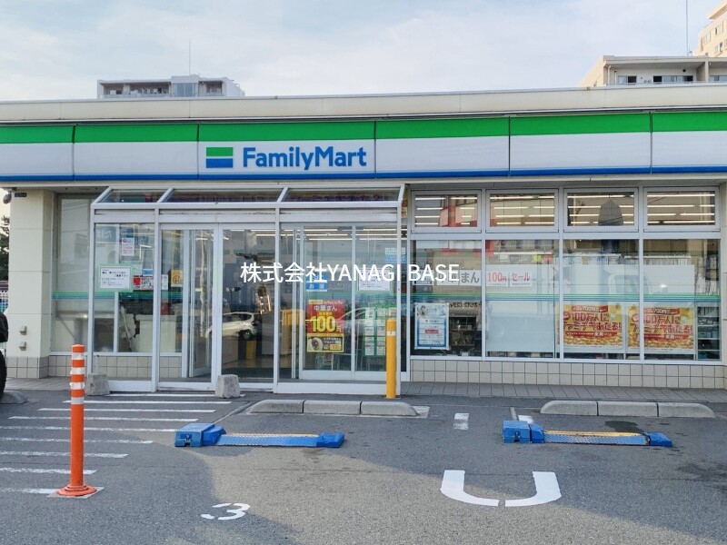 コンビニ　ファミリーマート湘南江ノ島店（コンビニ）まで915m