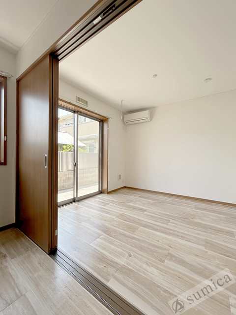その他設備　内装は白を基調として建具とキッチンがグッと映えてます＾＾